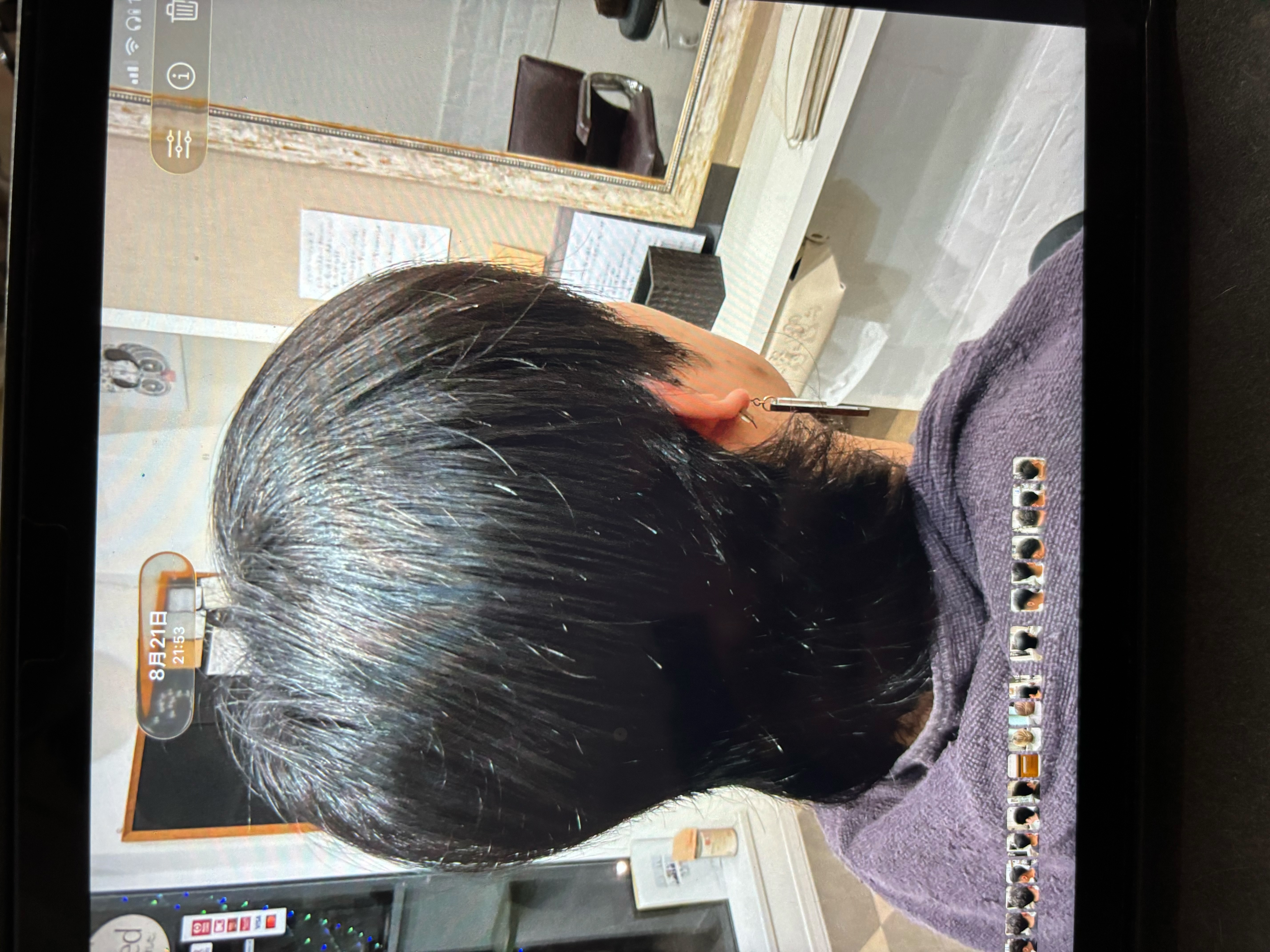 襟足を残したヘアスタイルを後ろから撮影した写真